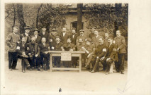 Groupe de prisonniers civils du camp de Rastatt; une pancarte : "1916 Comité de secours Friedrichs Feste"