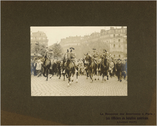 LA RECEPTION DES AMERICAINS A PARIS : LES OFFICIERS DU BATAILLON AMERICAIN (JUILLET 1917)