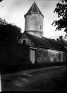 Château de Flesselles : la tour et un bâtiment