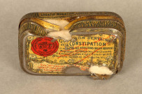Petite boîte métallique transpercée par une balle, contenant les bagues de la fiancée du soldat Gaston Cozette (1895-1918)