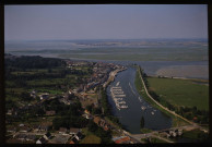 Saint-Valery-sur-Somme. Vue aérienne. Le port, la baie de Somme et, au fond, la ville du Crotoy