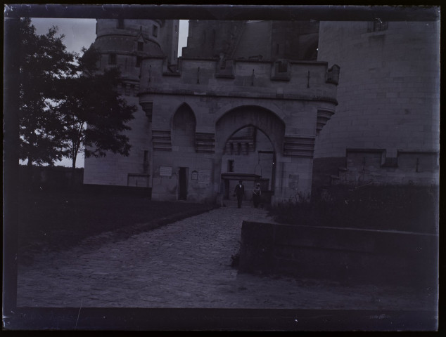Pierrefonds château, vue prise dans le parc - septembre 1901