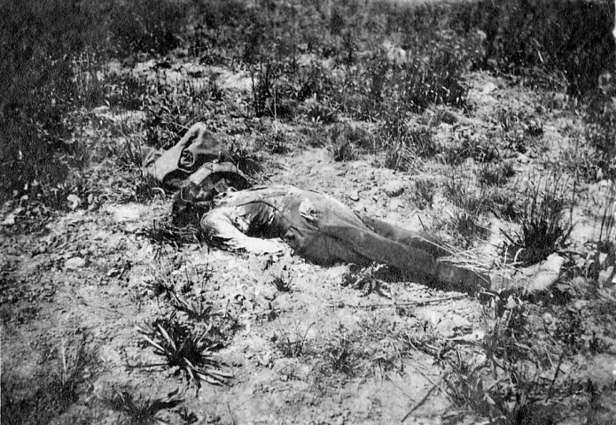 La Grande Guerre dans la Somme. Cadavre en décomposition d'un soldat