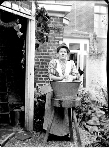 Portrait de femme, faisant la lessive dans une cour