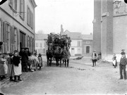 Cavalcade et fête historique à Vignacourt. Un char et des personnages costumés, rue du Château derrière l'église Saint-Firmin