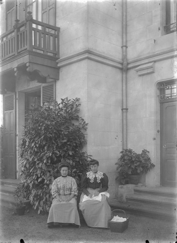 Portrait de famille de M Durand, deux femmes devant une maison