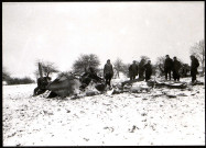 Les restes calcinés du Mosquito de Pickard et Broadley près du village Saint Gratien. Le transport des dépouilles des deux aviateurs par des habitants du village