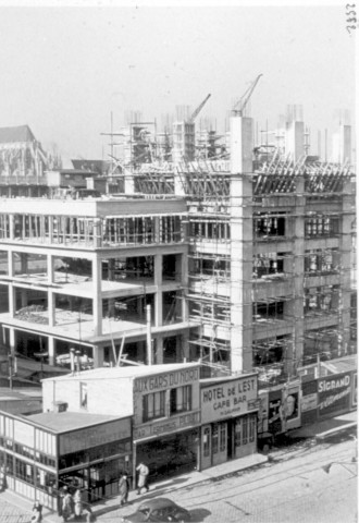 Reconstruction. La tour Perret et les magasins provisoires : vue de l'immeuble en cours de construction