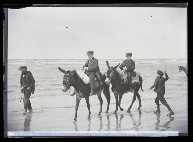 Dunkerque - petits collégiens à mulets (plage) - mai 1896