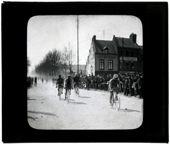1911. Paris-Roubaix professionnels. Le peloton en tête