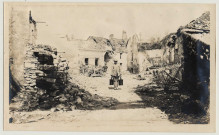 Soldat portant des seaux dans les ruines du village de Craonnelle