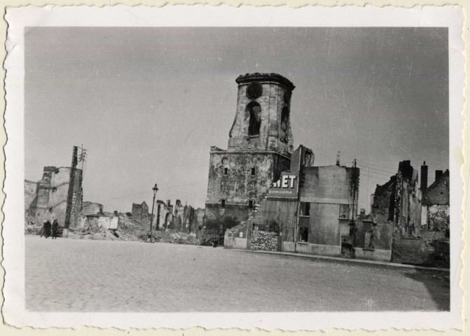 Amiens. Le beffroi et la place au fil après les bombardements de 1940