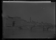 [Florence : pont de la Saint Trinité (Ponte Santa Trinita) enjambant le fleuve Arno]