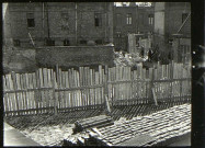 Etablissements Frémaux, tissage mécanique de velours, rue Octave Tierce à Amiens (Somme). La cour de l'usine, côté rue Delahaye