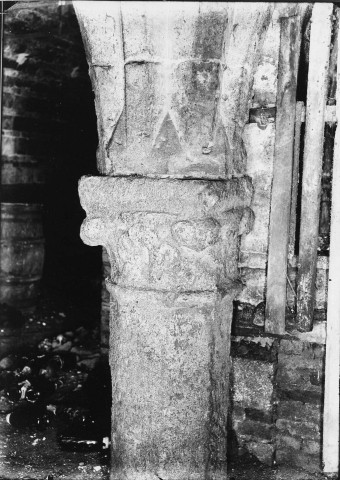Amiens, 43 rue des Sergents, cave voûtée de la Boucherie du Siècle : un pilier hexagonal en tuf (XIIIe siècle)