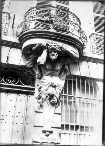 Hôtel particulier, rue des Sergents à Amiens : vue de détail du balcon à décor d'atlante ornant la façade