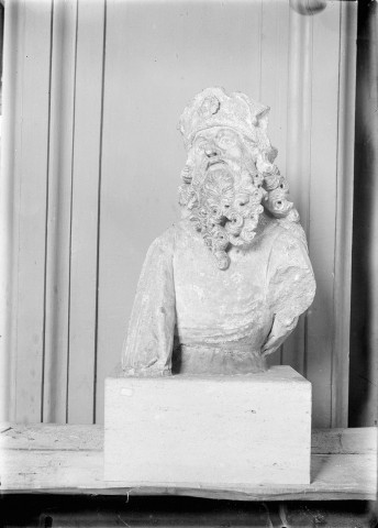 Musée de picardie. Fragment de statue : buste d'homme