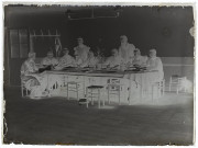 [Groupe de soldats autour d'une table - L'Abri du Soldat à Amiens]