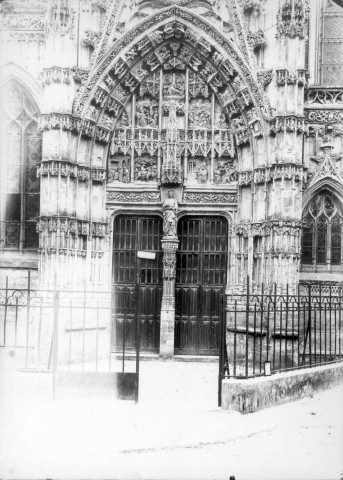 Chapelle du Saint-Esprit à Rue, vue de détail : le portail sculpté