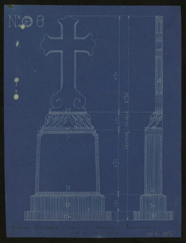 Amiens. Cimetière Saint-Pierre. Tombeau avec une croix en granit de la famille Salé-Alexandre