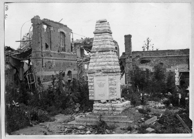 Ruines et monument allemand du cimetière