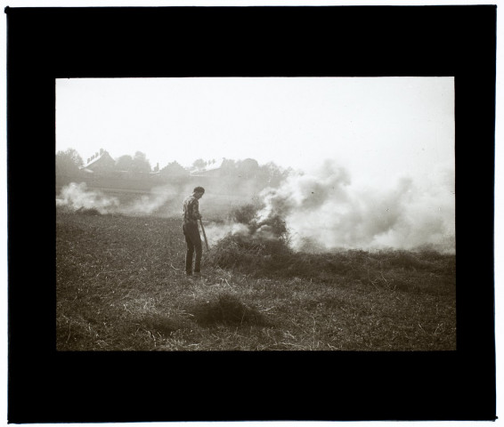 Brûleur d'herbes route de Saleux - octobre 1931