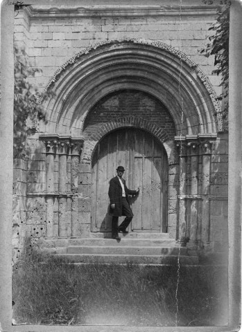 Eglise, vue extérieure : le portail