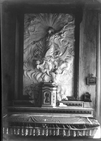 Chapelle du château de Saint-Gratien : détail du retable ornant l'autel latéral