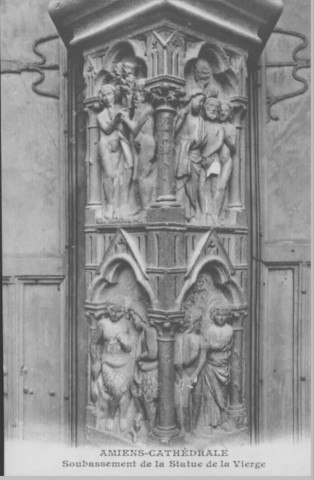 Amiens - Cathédrale - Soubassement de la statue de la Vierge