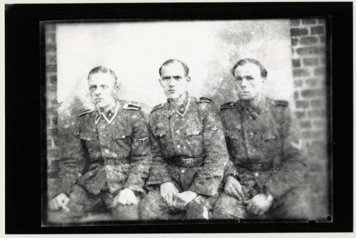 Portrait de sous-officiers de la 9e Panzerdivision SS Hohenstaufen, une des trente-huit divisions de Waffen-SS. Scharführer (chef de peloton) et Unterscharführer (sous-chef de peloton)
