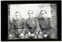 Portrait de sous-officiers de la 9e Panzerdivision SS Hohenstaufen, une des trente-huit divisions de Waffen-SS. Scharführer (chef de peloton) et Unterscharführer (sous-chef de peloton)