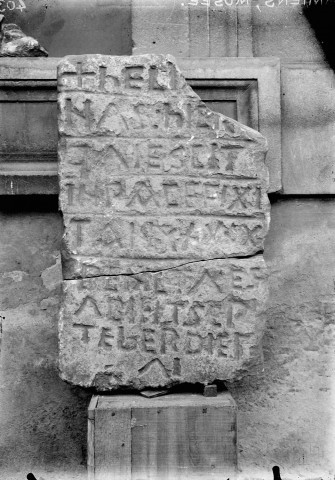 Musée de Picardie. Pierre tombale trouvée à Oissy