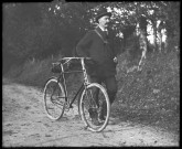 Portrait de monsieur Riquier en vélo