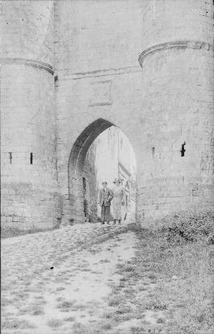 Picquigny (Somme), le château et l'église. Hélène Deraison, Jean Hall et Paul Le Boeuffle