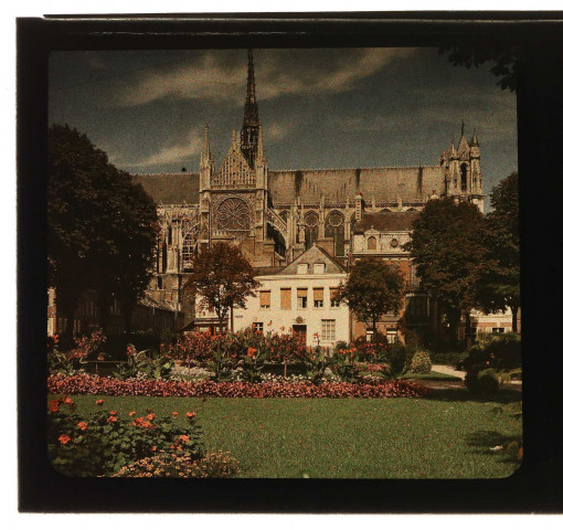 Amiens (Somme). Cathédrale vue du square