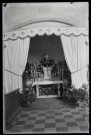 Tentures de deuil et autel à l'intérieur de la Maison Saint-Vincent de Paul