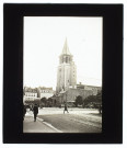 [Paris - Place animée et l'église Saint-Germain-des-Prés]