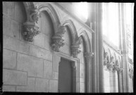 Cathédrale d'Auxerre. Détails architecturaux à l'intérieur de l'édifice religieux