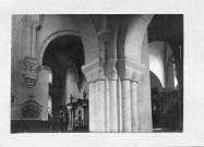 Nesle. Eglise : vue intérieure, pilier du transept, époque romane