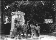 Ville-d'Avray (Hauts-de-Seine). Groupe posant devant le monument érigé en hommage au peintre Jean-Baptiste Camille Corot