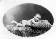 Pierregot. Portrait de Lucien Bettembos bébé, photographié sur un coussin