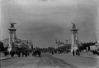Paris. Exposition universelle de 1900. Vue générale des Palais des Champs Elysées depuis le pont Alexandre III
