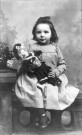 Pierregot. Portrait de Georgette Fauchoy tenant sa poupée