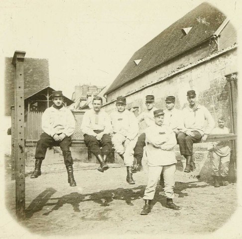Amiens (Somme). Soldats assis sur une poutrelle métallique d'un parcours de gymnastique