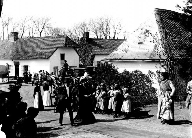 Dans un village de la Somme. Un mariage : l'arrivée à l'église