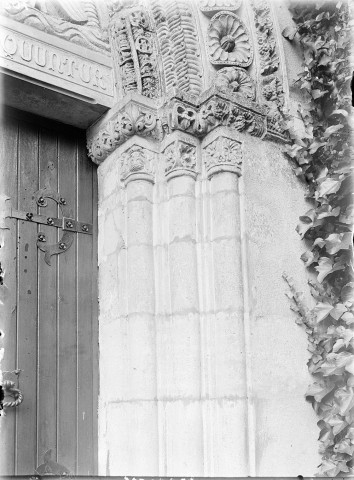 Eglise, vue extérieure : un portail roman (détail)