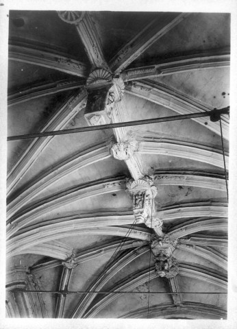 Eglise de Hiermont, vue de détail : les culs de lampe sculptés des voûtes de la nef
