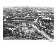 Amiens. Vue aérienne de la ville prise du faubourg Saint-Pierre, le Canal de la Somme, le quartier Saint-Leu, le boulevard Ducange, la Tour Perret