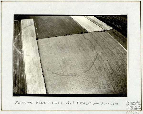 L'Etoile (Somme). Vue aérienne des traces de l'enceinte néolithique de L'Etoile