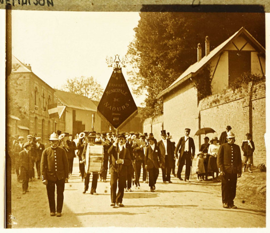 Cortège dans le cadre de festivités commémorant la guerre de 1914-1918 : passage de la fanfare municipale de Naours